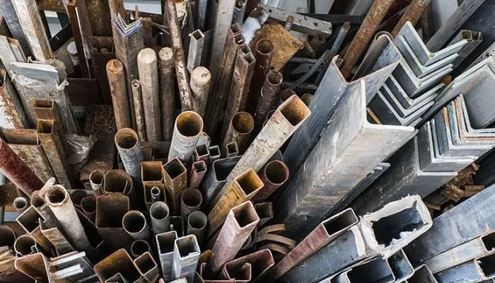Perfiles y tubos de acero apilados, material de chatarra metálica